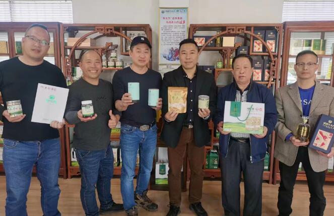 中華金廚、中國烹飪大師黃熾華師傅和“華家（jiā）班”秘書處成員一行蒞臨成年人抖音视频指導牛大力菜品研究（jiū）與開發工作。